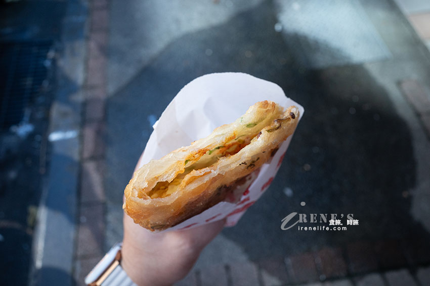 台北後站的排隊美食,無時無刻都在排,趁熱吃酥脆有咬勁超級讚,只是偏油一點 台北後站的排隊美食,無時無刻都在排,趁熱吃酥脆有咬勁超級讚,只是偏油一點