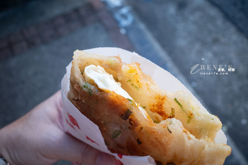 台北後站的排隊美食,無時無刻都在排,趁熱吃酥脆有咬勁超級讚,只是偏油一點 台北後站的排隊美食,無時無刻都在排,趁熱吃酥脆有咬勁超級讚,只是偏油一點