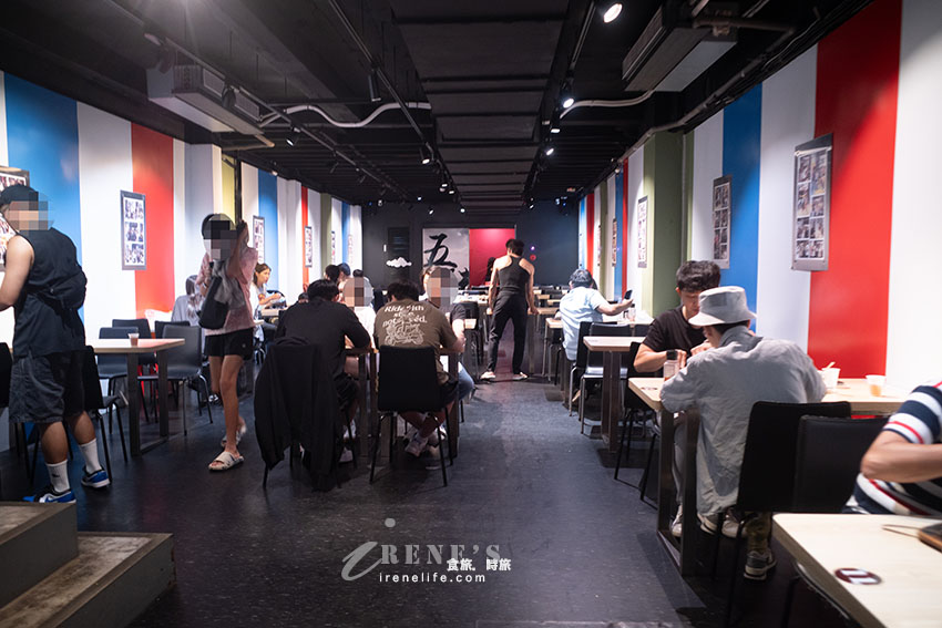 士林夜市平價牛排館,附酥皮濃湯、紅茶無限暢飲,點一排餐就能冰櫃自己挑一款冰品 士林夜市平價牛排館,附酥皮濃湯、紅茶無限暢飲,點一排餐就能冰櫃自己挑一款冰品