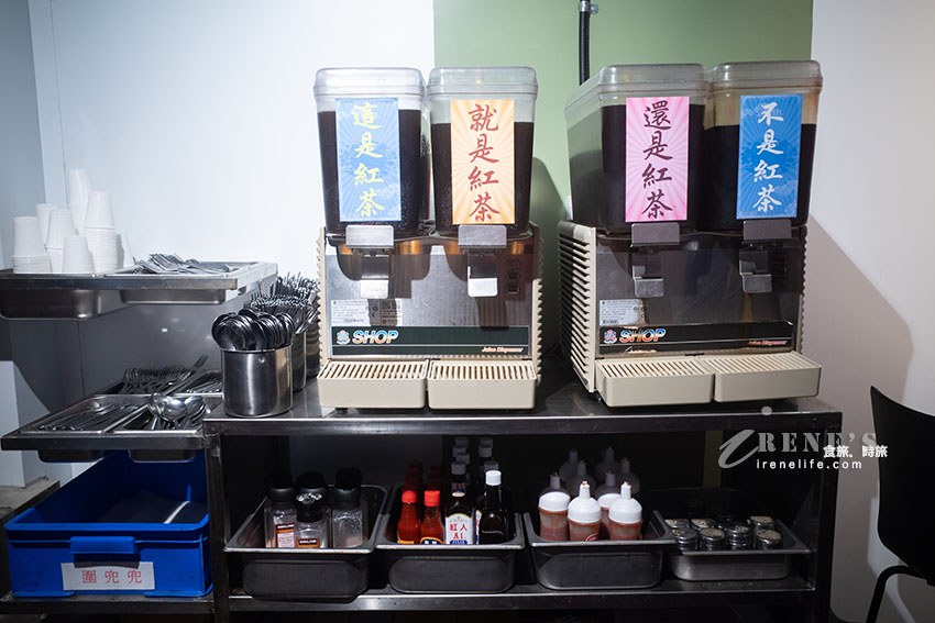 士林夜市平價牛排館,附酥皮濃湯、紅茶無限暢飲,點一排餐就能冰櫃自己挑一款冰品 士林夜市平價牛排館,附酥皮濃湯、紅茶無限暢飲,點一排餐就能冰櫃自己挑一款冰品