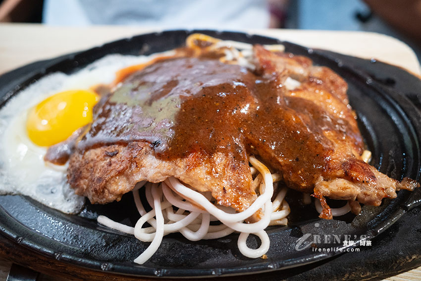士林夜市平價牛排館,附酥皮濃湯、紅茶無限暢飲,點一排餐就能冰櫃自己挑一款冰品 士林夜市平價牛排館,附酥皮濃湯、紅茶無限暢飲,點一排餐就能冰櫃自己挑一款冰品