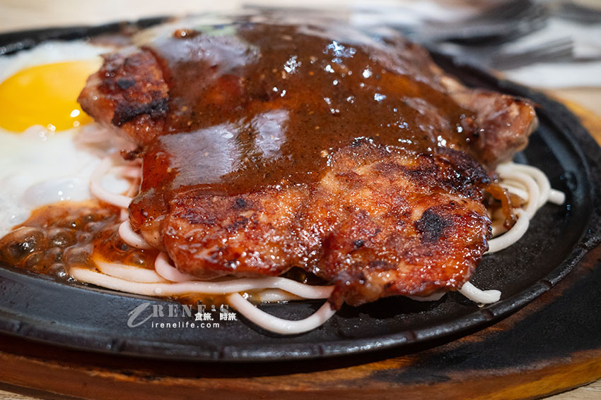 士林夜市平價牛排館,附酥皮濃湯、紅茶無限暢飲,點一排餐就能冰櫃自己挑一款冰品 士林夜市平價牛排館,附酥皮濃湯、紅茶無限暢飲,點一排餐就能冰櫃自己挑一款冰品