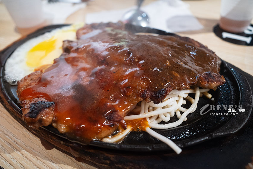 士林夜市平價牛排館,附酥皮濃湯、紅茶無限暢飲,點一排餐就能冰櫃自己挑一款冰品 士林夜市平價牛排館,附酥皮濃湯、紅茶無限暢飲,點一排餐就能冰櫃自己挑一款冰品