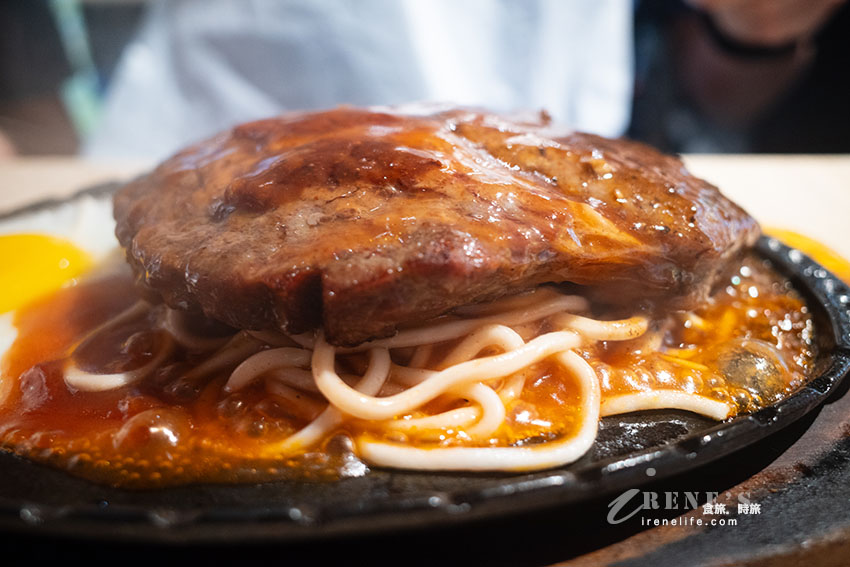 士林夜市平價牛排館,附酥皮濃湯、紅茶無限暢飲,點一排餐就能冰櫃自己挑一款冰品 士林夜市平價牛排館,附酥皮濃湯、紅茶無限暢飲,點一排餐就能冰櫃自己挑一款冰品