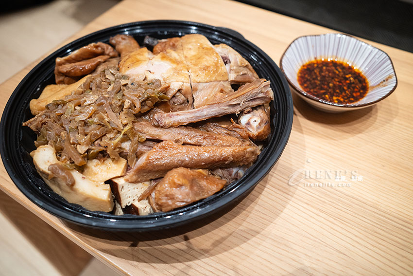 如小山般滿滿的滷味食材好壯觀,盒裝質感爆棚,自己品嚐或是宴客加菜都好看 如小山般滿滿的滷味食材好壯觀,盒裝質感爆棚,自己品嚐或是宴客加菜都好看
