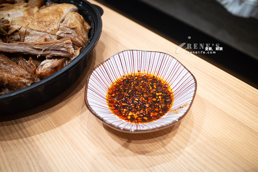 如小山般滿滿的滷味食材好壯觀，盒裝質感爆棚，自己品嚐或是宴客加菜都好看