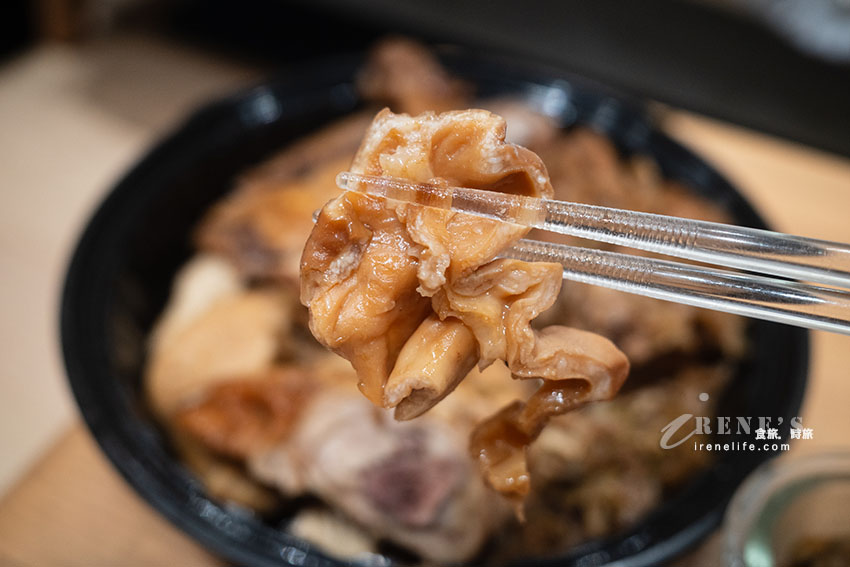 如小山般滿滿的滷味食材好壯觀,盒裝質感爆棚,自己品嚐或是宴客加菜都好看 如小山般滿滿的滷味食材好壯觀,盒裝質感爆棚,自己品嚐或是宴客加菜都好看