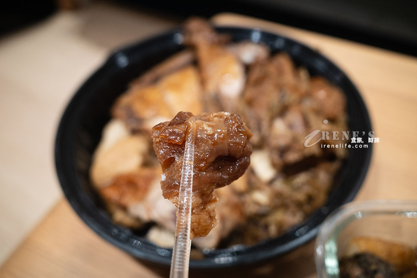 如小山般滿滿的滷味食材好壯觀,盒裝質感爆棚,自己品嚐或是宴客加菜都好看 如小山般滿滿的滷味食材好壯觀,盒裝質感爆棚,自己品嚐或是宴客加菜都好看