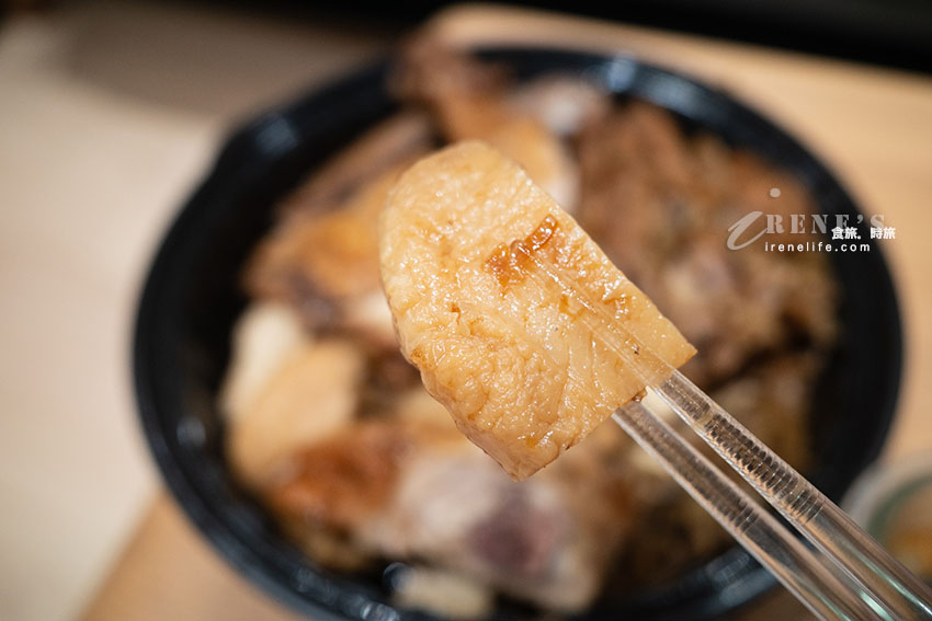 如小山般滿滿的滷味食材好壯觀,盒裝質感爆棚,自己品嚐或是宴客加菜都好看 如小山般滿滿的滷味食材好壯觀,盒裝質感爆棚,自己品嚐或是宴客加菜都好看