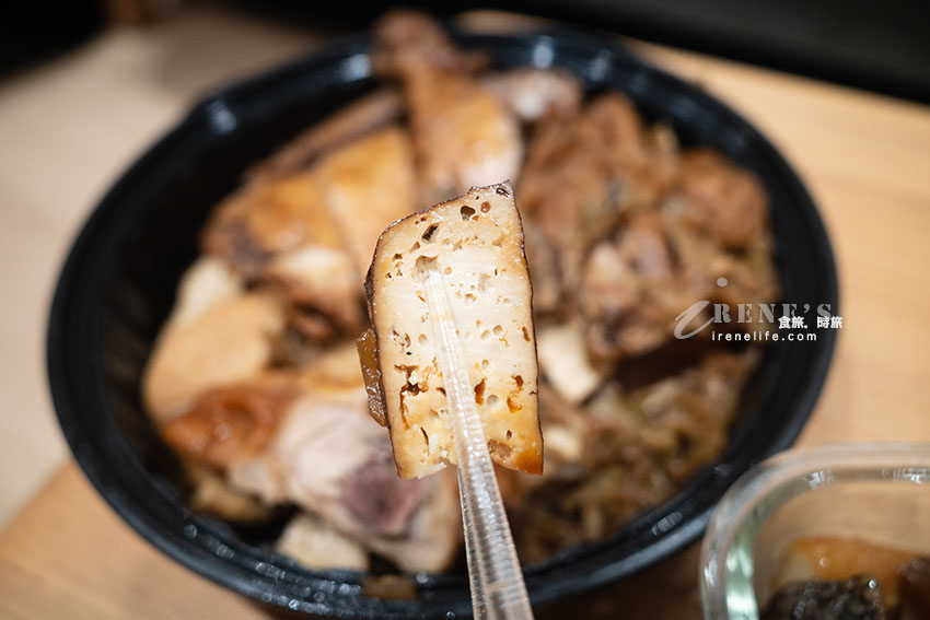如小山般滿滿的滷味食材好壯觀，盒裝質感爆棚，自己品嚐或是宴客加菜都好看