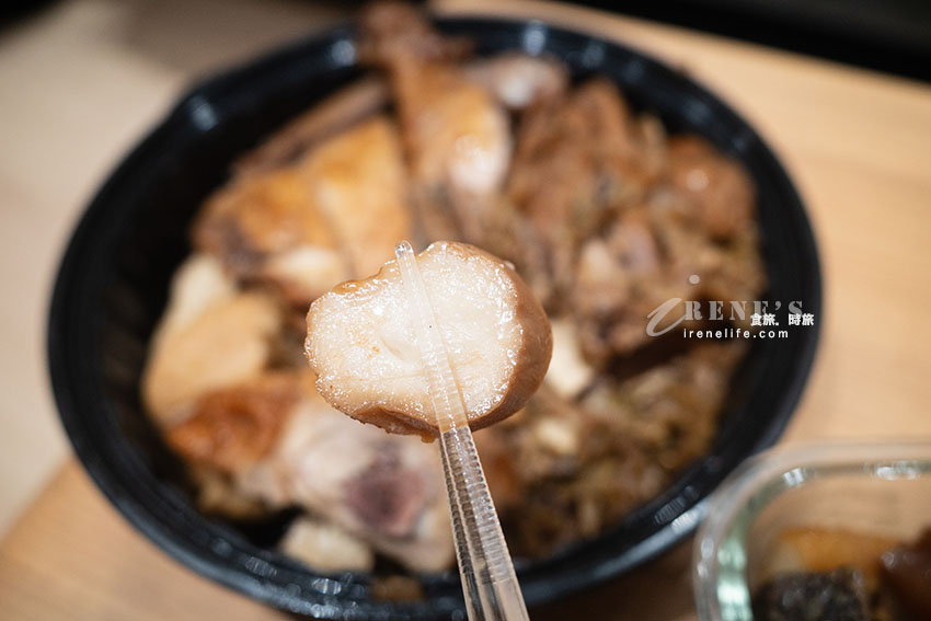 如小山般滿滿的滷味食材好壯觀,盒裝質感爆棚,自己品嚐或是宴客加菜都好看 如小山般滿滿的滷味食材好壯觀,盒裝質感爆棚,自己品嚐或是宴客加菜都好看