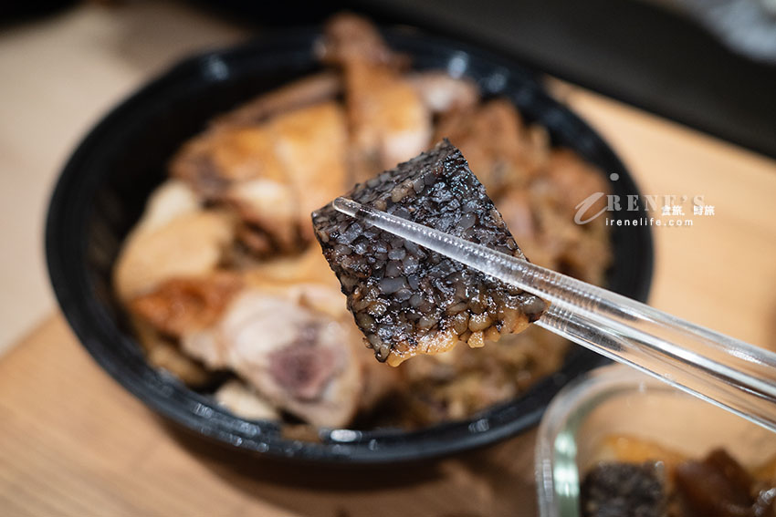 如小山般滿滿的滷味食材好壯觀,盒裝質感爆棚,自己品嚐或是宴客加菜都好看 如小山般滿滿的滷味食材好壯觀,盒裝質感爆棚,自己品嚐或是宴客加菜都好看