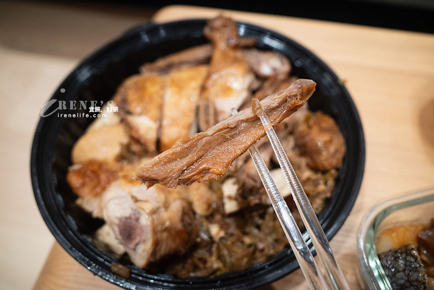如小山般滿滿的滷味食材好壯觀,盒裝質感爆棚,自己品嚐或是宴客加菜都好看 如小山般滿滿的滷味食材好壯觀,盒裝質感爆棚,自己品嚐或是宴客加菜都好看