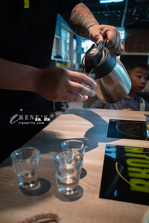 以法式雞湯為基底的火鍋,一入座先先免費試喝三種湯頭,菜盤可換肉或海鮮 以法式雞湯為基底的火鍋,一入座先先免費試喝三種湯頭,菜盤可換肉或海鮮