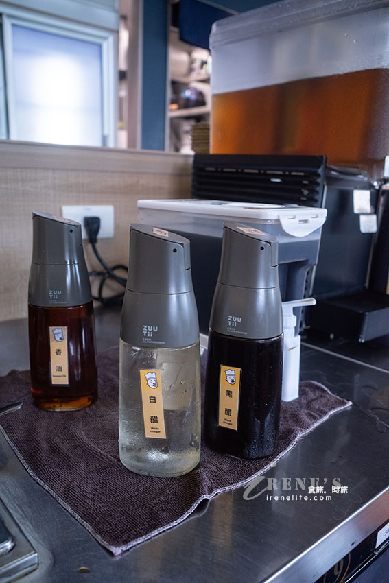 以法式雞湯為基底的火鍋,一入座先先免費試喝三種湯頭,菜盤可換肉或海鮮 以法式雞湯為基底的火鍋,一入座先先免費試喝三種湯頭,菜盤可換肉或海鮮