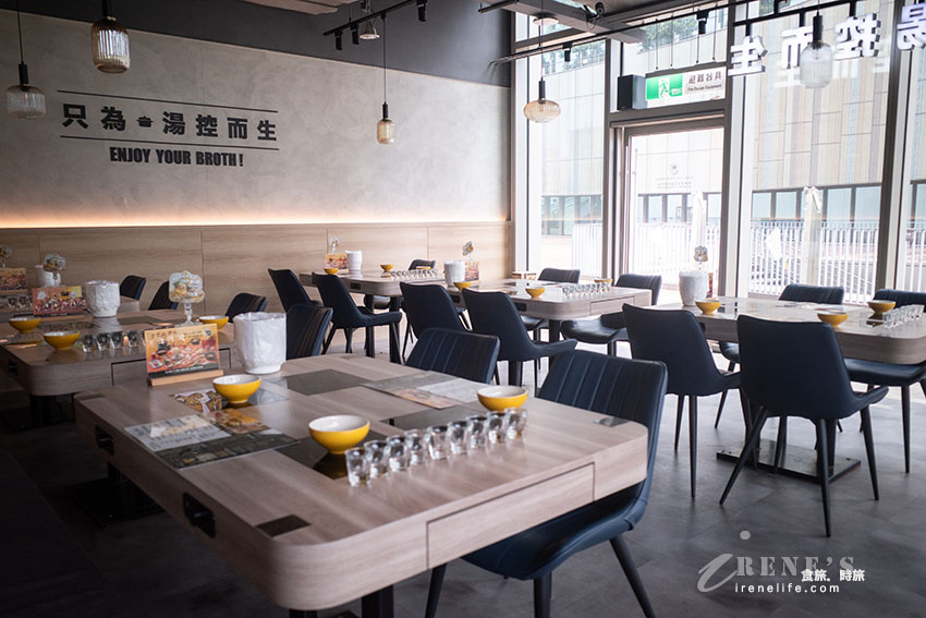 以法式雞湯為基底的火鍋,一入座先先免費試喝三種湯頭,菜盤可換肉或海鮮 以法式雞湯為基底的火鍋,一入座先先免費試喝三種湯頭,菜盤可換肉或海鮮