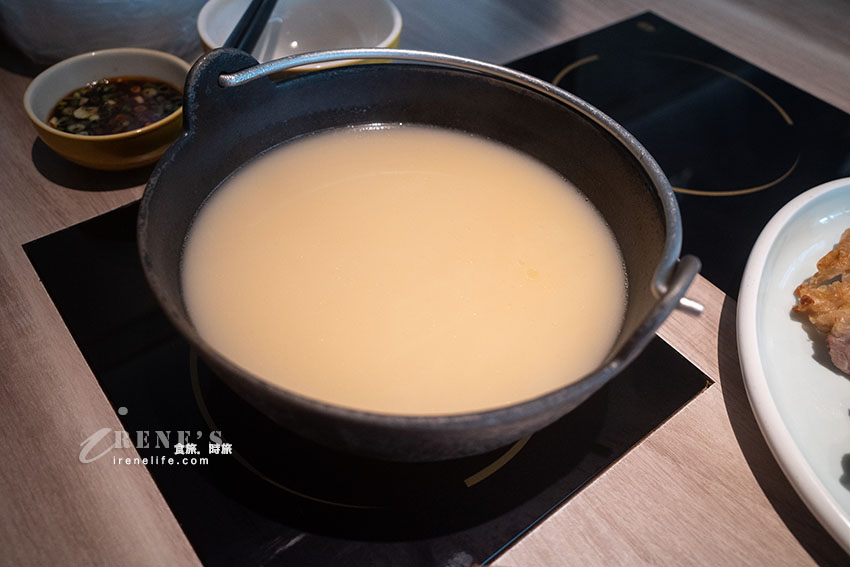 以法式雞湯為基底的火鍋,一入座先先免費試喝三種湯頭,菜盤可換肉或海鮮 以法式雞湯為基底的火鍋,一入座先先免費試喝三種湯頭,菜盤可換肉或海鮮