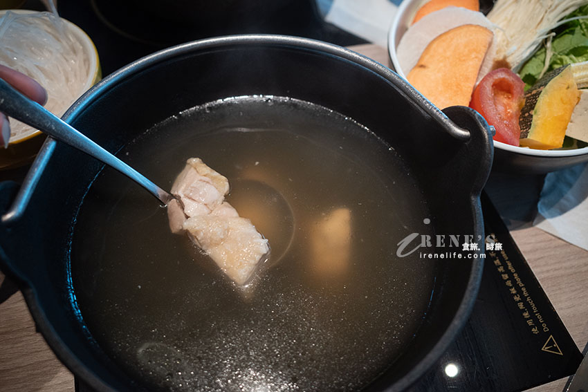 以法式雞湯為基底的火鍋,一入座先先免費試喝三種湯頭,菜盤可換肉或海鮮 以法式雞湯為基底的火鍋,一入座先先免費試喝三種湯頭,菜盤可換肉或海鮮