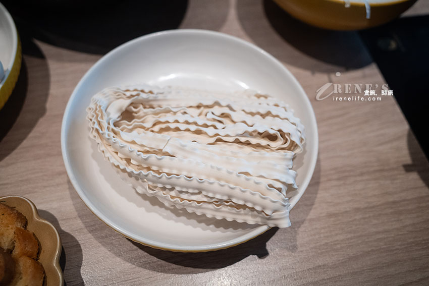 以法式雞湯為基底的火鍋,一入座先先免費試喝三種湯頭,菜盤可換肉或海鮮 以法式雞湯為基底的火鍋,一入座先先免費試喝三種湯頭,菜盤可換肉或海鮮