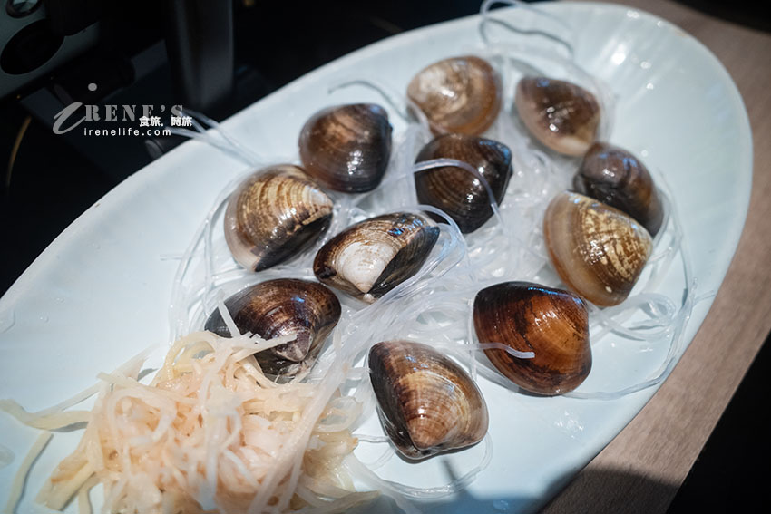 以法式雞湯為基底的火鍋,一入座先先免費試喝三種湯頭,菜盤可換肉或海鮮 以法式雞湯為基底的火鍋,一入座先先免費試喝三種湯頭,菜盤可換肉或海鮮