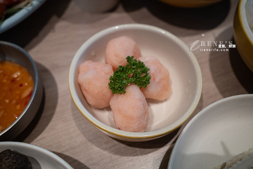 以法式雞湯為基底的火鍋,一入座先先免費試喝三種湯頭,菜盤可換肉或海鮮 以法式雞湯為基底的火鍋,一入座先先免費試喝三種湯頭,菜盤可換肉或海鮮