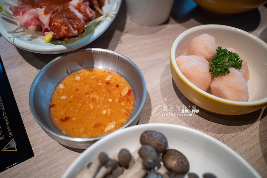 以法式雞湯為基底的火鍋,一入座先先免費試喝三種湯頭,菜盤可換肉或海鮮 以法式雞湯為基底的火鍋,一入座先先免費試喝三種湯頭,菜盤可換肉或海鮮
