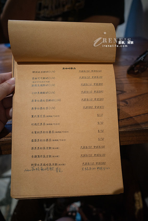 巷弄裡隱藏的咖啡甜點店,咖啡不貴、鬆餅超大份!店內迷你但氛圍輕鬆 巷弄裡隱藏的咖啡甜點店,咖啡不貴、鬆餅超大份!店內迷你但氛圍輕鬆