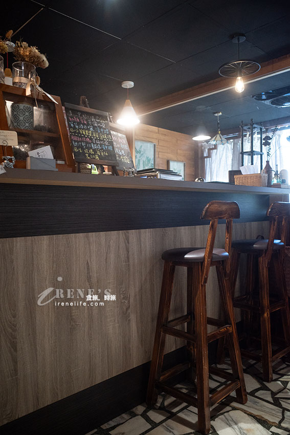 巷弄裡隱藏的咖啡甜點店,咖啡不貴、鬆餅超大份!店內迷你但氛圍輕鬆 巷弄裡隱藏的咖啡甜點店,咖啡不貴、鬆餅超大份!店內迷你但氛圍輕鬆