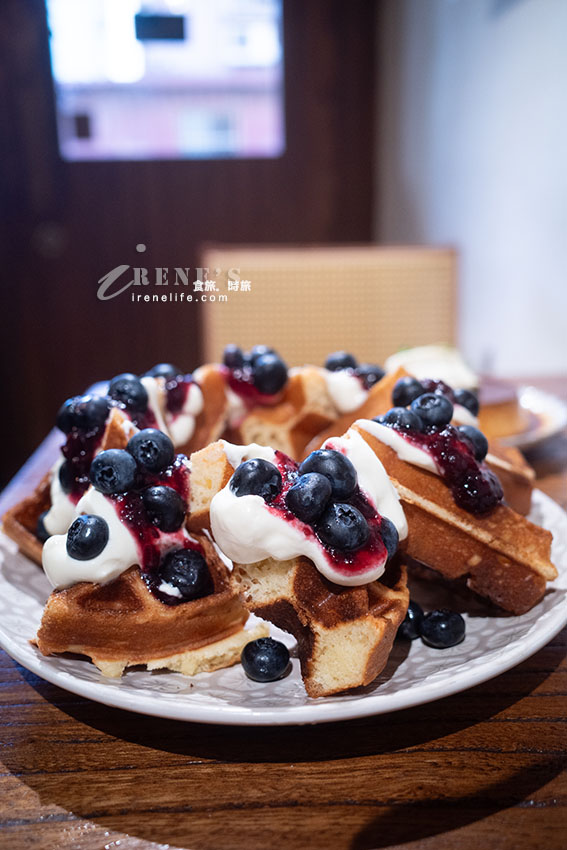 巷弄裡隱藏的咖啡甜點店,咖啡不貴、鬆餅超大份!店內迷你但氛圍輕鬆 巷弄裡隱藏的咖啡甜點店,咖啡不貴、鬆餅超大份!店內迷你但氛圍輕鬆