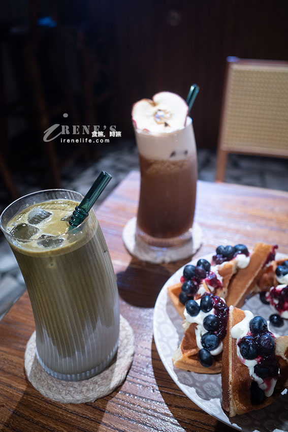巷弄裡隱藏的咖啡甜點店,咖啡不貴、鬆餅超大份!店內迷你但氛圍輕鬆 巷弄裡隱藏的咖啡甜點店,咖啡不貴、鬆餅超大份!店內迷你但氛圍輕鬆