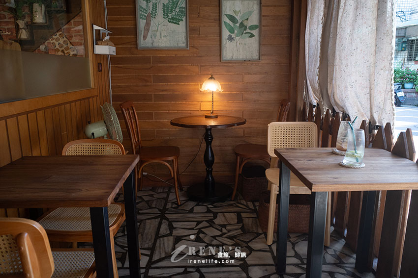 巷弄裡隱藏的咖啡甜點店,咖啡不貴、鬆餅超大份!店內迷你但氛圍輕鬆 巷弄裡隱藏的咖啡甜點店,咖啡不貴、鬆餅超大份!店內迷你但氛圍輕鬆