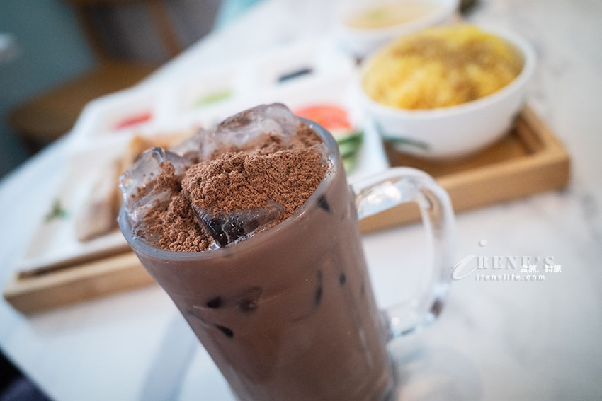 台北東區高評價的星馬泰料理，樓梯餅超大一捲太吸睛，煉乳、咖哩雙醬搭配