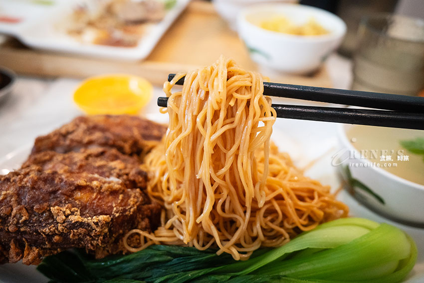 台北東區高評價的星馬泰料理,樓梯餅超大一捲太吸睛,煉乳、咖哩雙醬搭配 台北東區高評價的星馬泰料理,樓梯餅超大一捲太吸睛,煉乳、咖哩雙醬搭配