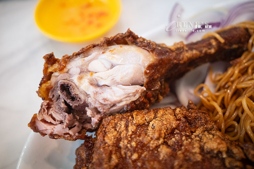 台北東區高評價的星馬泰料理，樓梯餅超大一捲太吸睛，煉乳、咖哩雙醬搭配