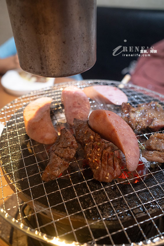 沖繩國際通旁平價和牛燒肉店，超厚牛舌好好吃，精選內臟拼盤新鮮又便宜
