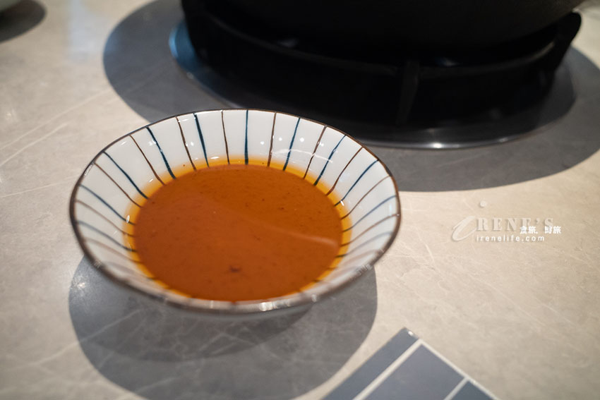三蘆好吃石頭火鍋，破千評論高達4.9分，桌邊爆炒配上特製手炒沙茶醬