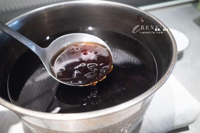 三蘆好吃石頭火鍋，破千評論高達4.9分，桌邊爆炒配上特製手炒沙茶醬