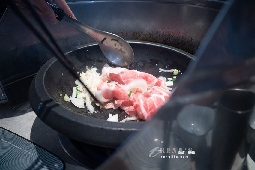 三蘆好吃石頭火鍋，破千評論高達4.9分，桌邊爆炒配上特製手炒沙茶醬 @Irene's 食旅．時旅