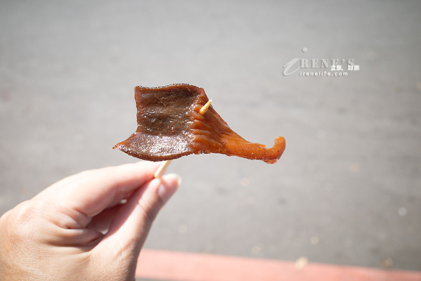 內灣老街特別的鴨嘴酥,酥酥甜甜的味道,大方提供鴨脖子免費試吃 內灣老街特別的鴨嘴酥,酥酥甜甜的味道,大方提供鴨脖子免費試吃