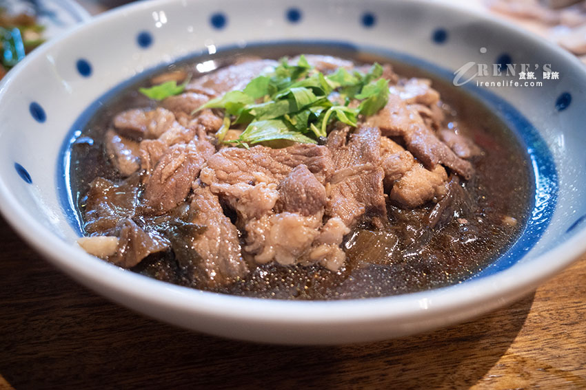 內灣高評價的客家菜，白飯無限供應、人均不到200元吃超飽，還招待東方美人茶和擂茶