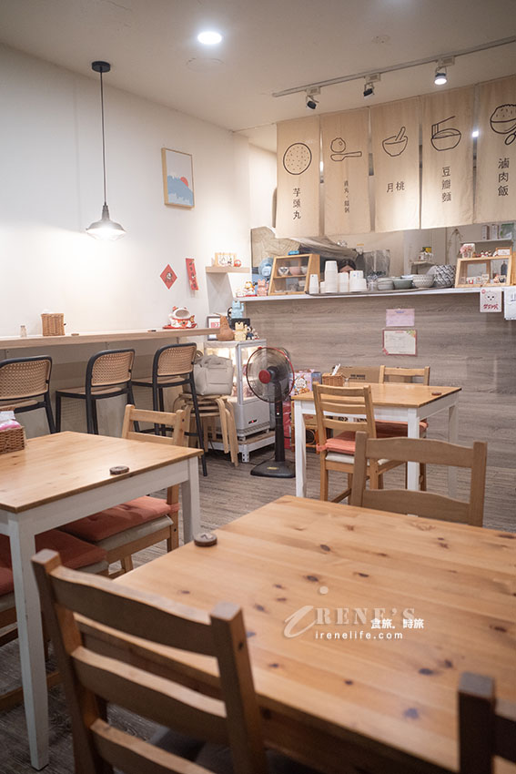 以外婆為名的文青古早味麵店，豆瓣麵、滷肉飯都不錯，蒜頭胡椒雞湯蒜香滿滿超喜歡