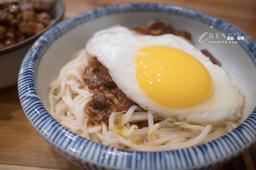 以外婆為名的文青古早味麵店,豆瓣麵、滷肉飯都不錯,蒜頭胡椒雞湯蒜香滿滿超喜歡 以外婆為名的文青古早味麵店,豆瓣麵、滷肉飯都不錯,蒜頭胡椒雞湯蒜香滿滿超喜歡