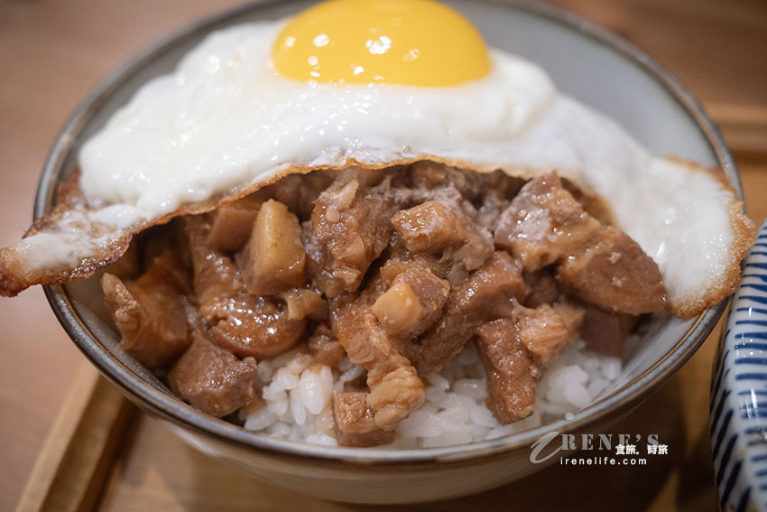 以外婆為名的文青古早味麵店，豆瓣麵、滷肉飯都不錯，蒜頭胡椒雞湯蒜香滿滿超喜歡 @Irene's 食旅．時旅