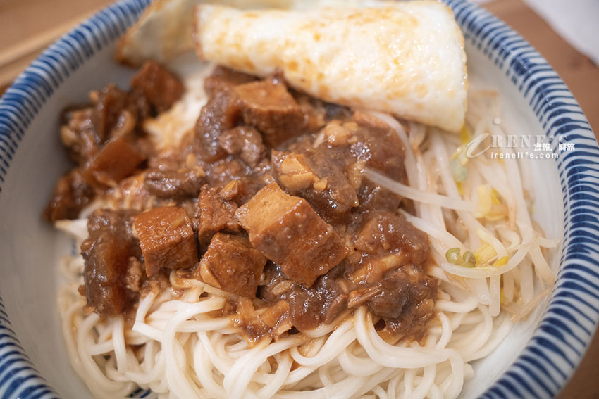 以外婆為名的文青古早味麵店,豆瓣麵、滷肉飯都不錯,蒜頭胡椒雞湯蒜香滿滿超喜歡 以外婆為名的文青古早味麵店,豆瓣麵、滷肉飯都不錯,蒜頭胡椒雞湯蒜香滿滿超喜歡
