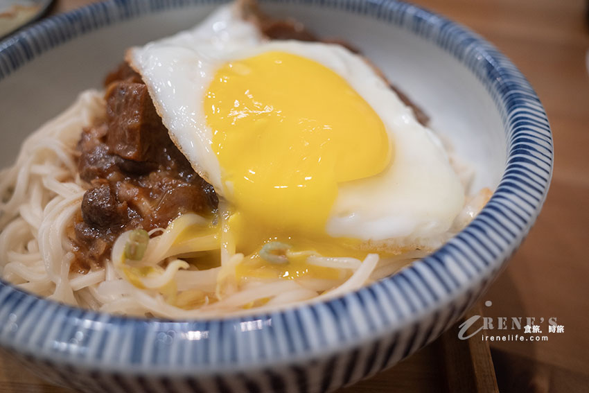 以外婆為名的文青古早味麵店，豆瓣麵、滷肉飯都不錯，蒜頭胡椒雞湯蒜香滿滿超喜歡