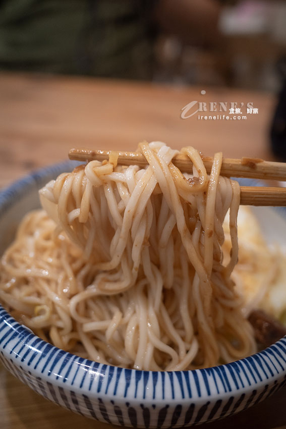 以外婆為名的文青古早味麵店,豆瓣麵、滷肉飯都不錯,蒜頭胡椒雞湯蒜香滿滿超喜歡 以外婆為名的文青古早味麵店,豆瓣麵、滷肉飯都不錯,蒜頭胡椒雞湯蒜香滿滿超喜歡
