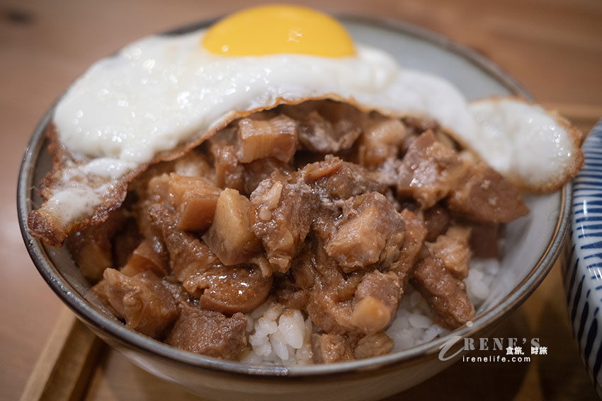以外婆為名的文青古早味麵店,豆瓣麵、滷肉飯都不錯,蒜頭胡椒雞湯蒜香滿滿超喜歡 以外婆為名的文青古早味麵店,豆瓣麵、滷肉飯都不錯,蒜頭胡椒雞湯蒜香滿滿超喜歡