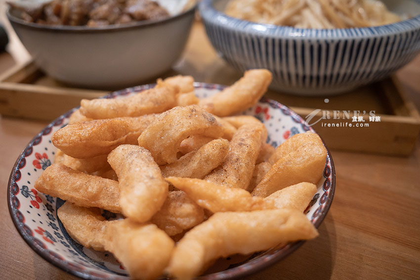 以外婆為名的文青古早味麵店,豆瓣麵、滷肉飯都不錯,蒜頭胡椒雞湯蒜香滿滿超喜歡 以外婆為名的文青古早味麵店,豆瓣麵、滷肉飯都不錯,蒜頭胡椒雞湯蒜香滿滿超喜歡