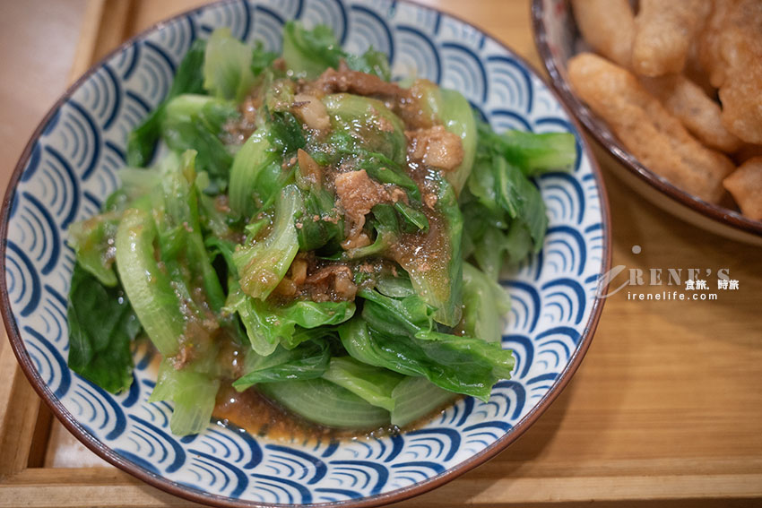 以外婆為名的文青古早味麵店,豆瓣麵、滷肉飯都不錯,蒜頭胡椒雞湯蒜香滿滿超喜歡 以外婆為名的文青古早味麵店,豆瓣麵、滷肉飯都不錯,蒜頭胡椒雞湯蒜香滿滿超喜歡