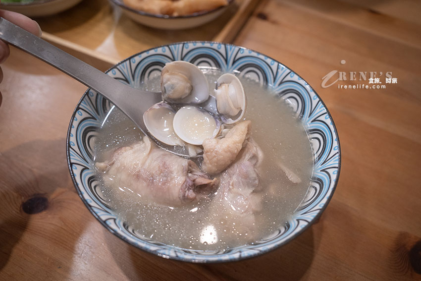 以外婆為名的文青古早味麵店,豆瓣麵、滷肉飯都不錯,蒜頭胡椒雞湯蒜香滿滿超喜歡 以外婆為名的文青古早味麵店,豆瓣麵、滷肉飯都不錯,蒜頭胡椒雞湯蒜香滿滿超喜歡